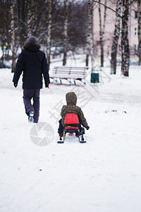 冬天带着孩子散步的照片图片