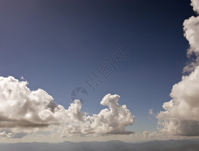 泰国清迈市的山阳光和多云的蓝天图片