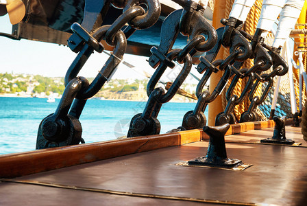 帆船甲板上的黑色金属索具和绳索图片