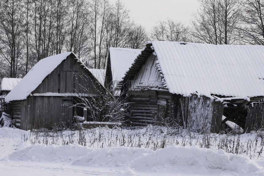 被雪覆盖的古老木建筑图片