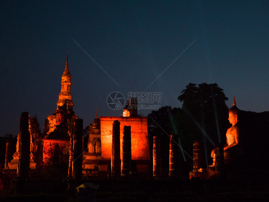 泰国古老王国的支柱和子晚上在泰国Sukhothai历史公园被荧光灯照亮图片