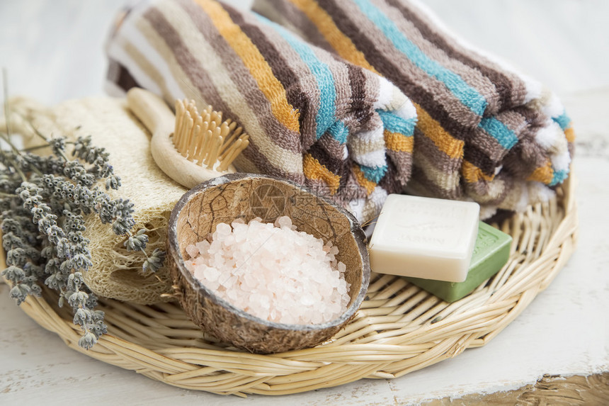 带毛巾浴盐和马赛尔雅司明和橄榄肥皂的斯帕图片