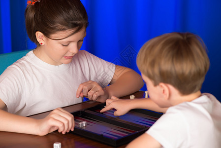 男孩和女孩玩于古老的东方游戏中高清图片