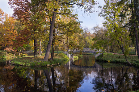 有河的秋天公园图片