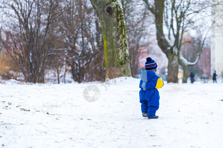 冬天在户外玩耍的孩子在寒冷的天图片