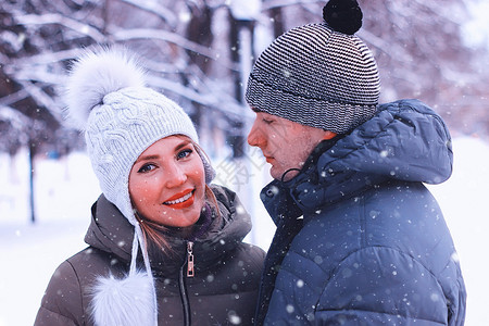 情侣在冬天散步图片