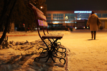长凳冬夜雪图片