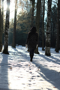 冬天的女孩雪球森林图片