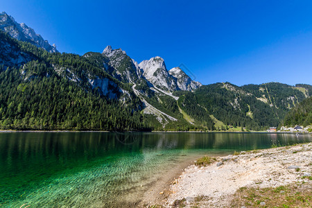 美丽的阿尔卑斯山湖景观图片