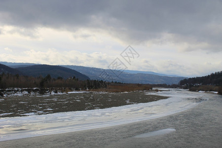 冬季乌克兰喀尔巴阡山脉的S图片