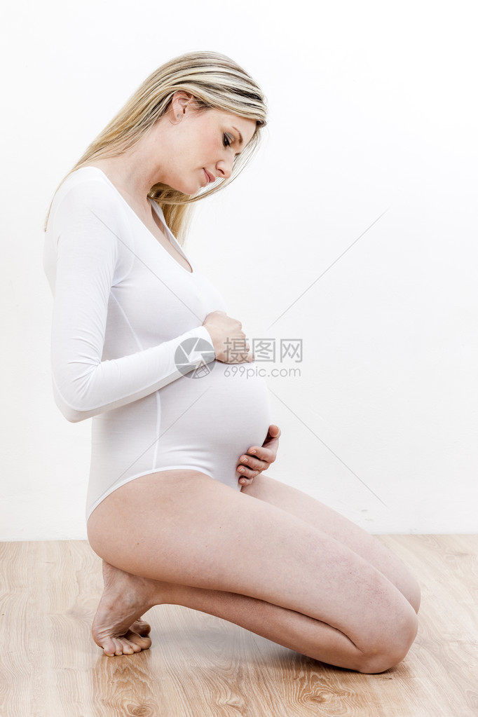 跪着的孕妇视图图片