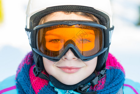 滑雪滑雪女孩寒假雪滑雪者阳光和乐趣图片