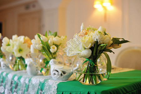 餐桌上婚礼的鲜花装饰图片