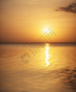 太阳下山时的海景夏天美丽的自然图片