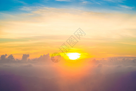 早晨的天空背景与雾的日出自然组成图片