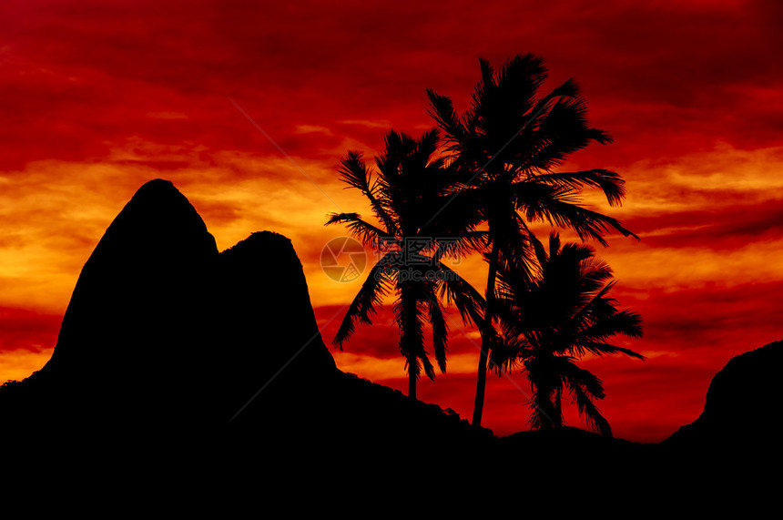 巴西里约热内卢伊帕内马海滩的美丽红日落图片