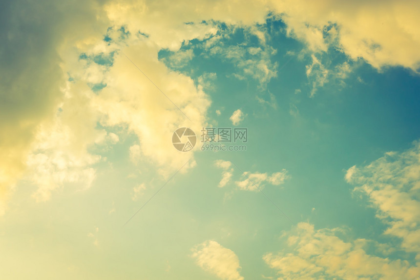 蓝天上的复古美丽云彩复古滤镜图片