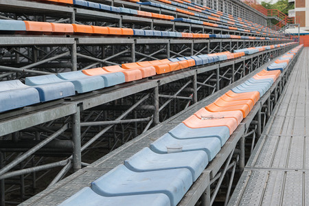 足球场有一排蓝色和橙色的座位图片