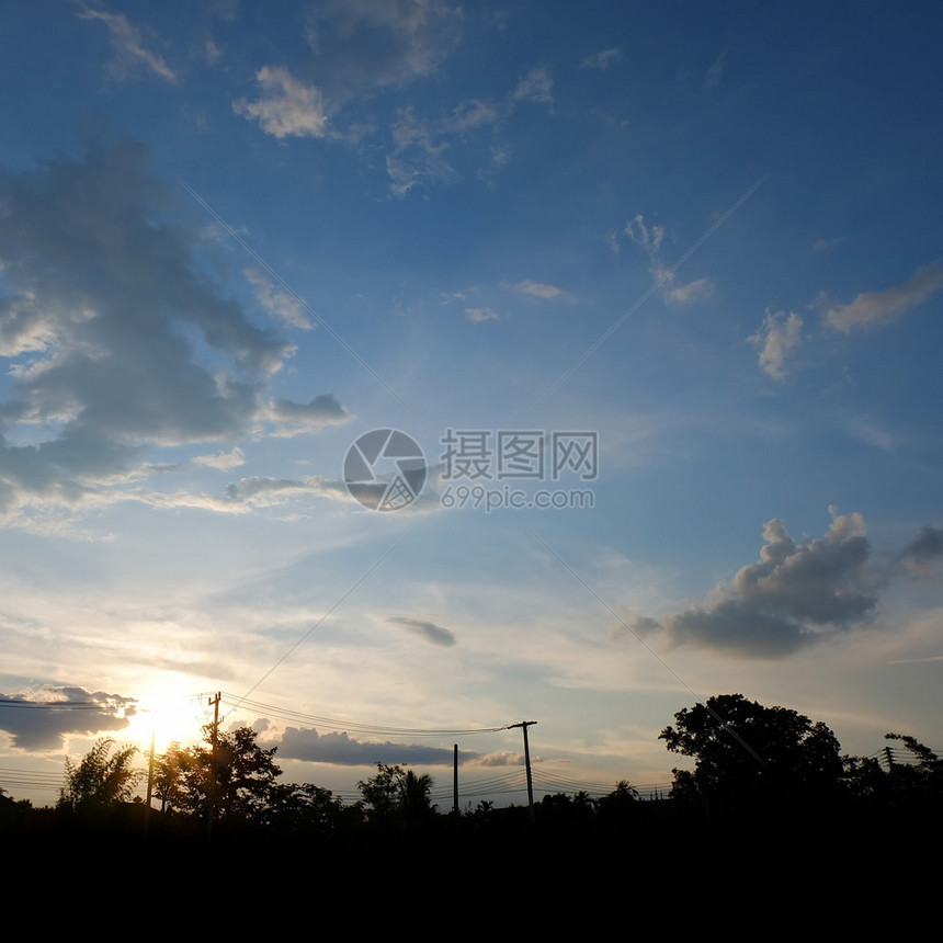 具有戏剧日落天空背景的剪影景观图片