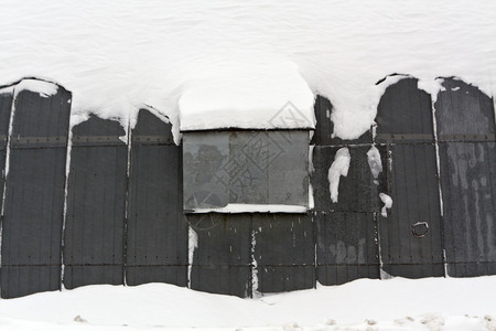 积雪中的金属库建筑图片