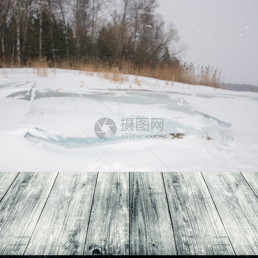 俄罗斯的雪季冬天从黑木制车道桌图片