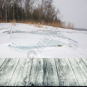 俄罗斯的雪季冬天从黑木制车道桌图片