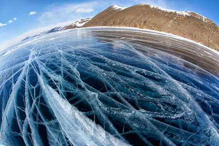 西伯利亚湖Baikal的冬季冰风景以鱼眼透镜拍摄宽角图片