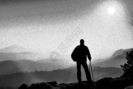 黑白虚线复古素描手拿着杆的游客的剪影背着背包的徒步旅行者站图片