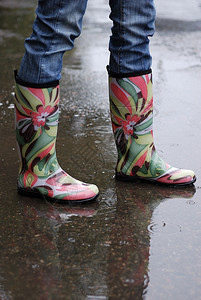 大水坑里穿雨靴的女人腿图片