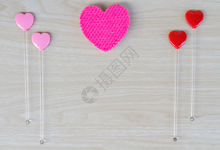 情人节红和粉红色的心在木头上有添图片