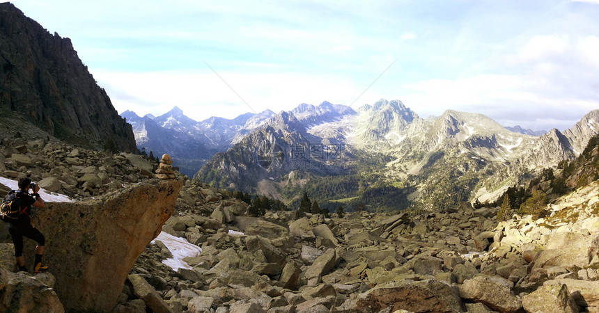 登山者拍摄岩石信号的照片图片