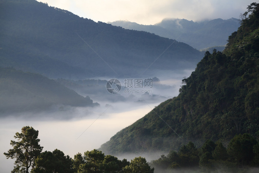 清晨日出在多安昌山上图片