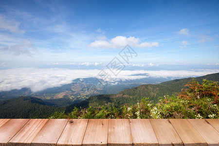 高山和蓝天空风景图片