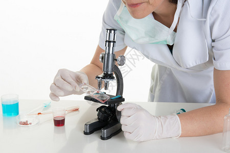 一名女研究员在实验室图片