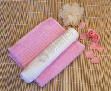 粉红色的白毛巾和竹子图片