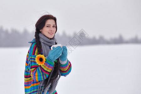 穿着毛衣的漂亮女孩在冬天图片