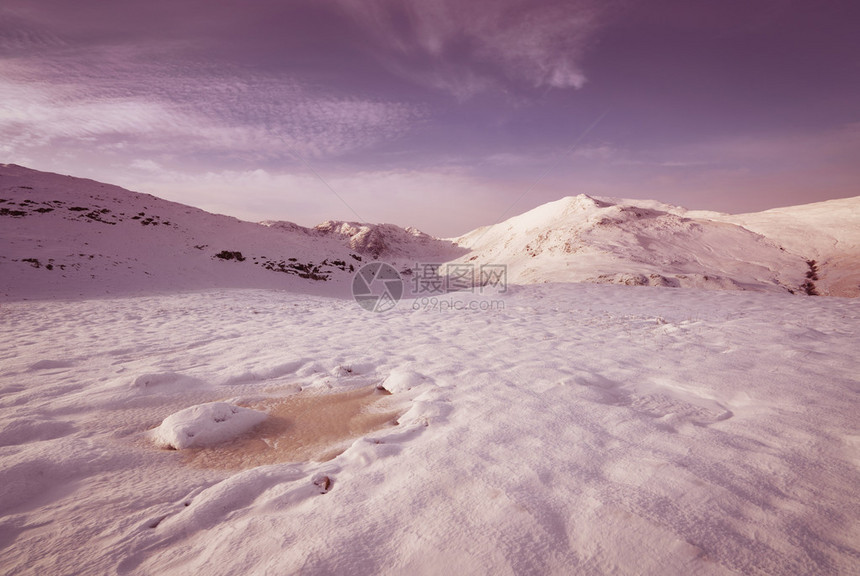 英国乡村的雪覆盖山岳施用谷物和配料图片