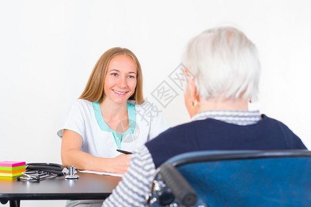 老年妇女与年轻医生的合影图片
