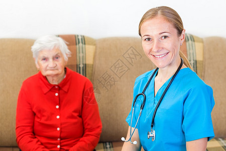 老年妇女和年轻医生的照片图片