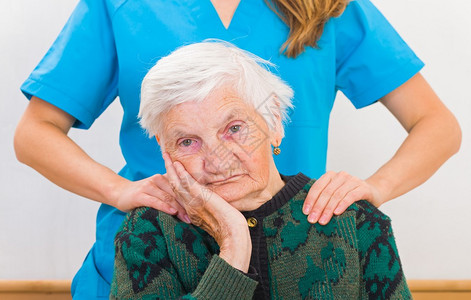 年轻医生支持的老年妇女照片图片