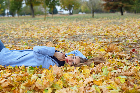 睡在公园的树叶上梦中沉迷图片