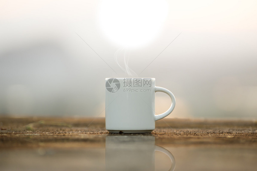 早上时间的白咖啡杯图片