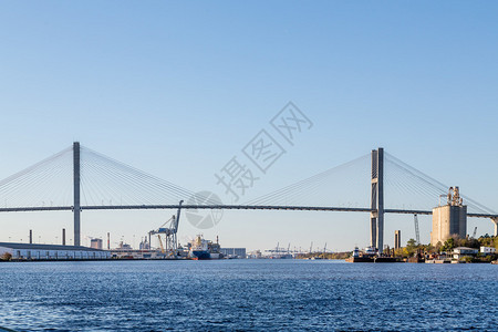 货运码头在萨凡纳河上的吊桥图片