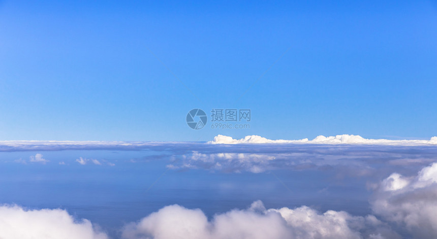 蓝天与大海之间的雾岸图片
