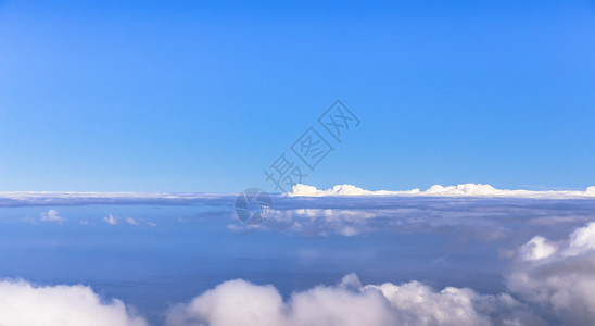 蓝天与大海之间的雾岸背景图片