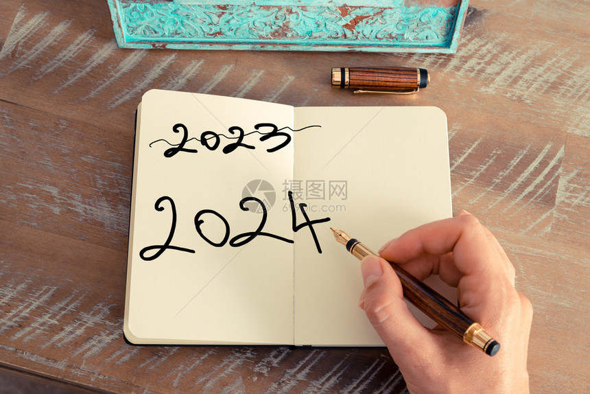 复古效果和女人手在笔记本上用钢笔写便条的色调图像带有手写文本的励志概念2024年和2023年新图片