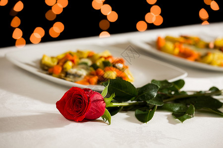 餐厅情人节晚餐的玫瑰图片