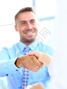 商人握手与他的合伙人图片