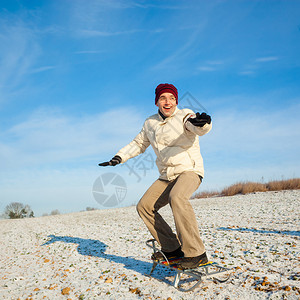 一个人站在雪橇上男子单板滑雪站在雪橇上的图片