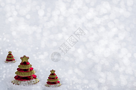 雪地里的玻璃玩具圣诞树新年贺卡图片